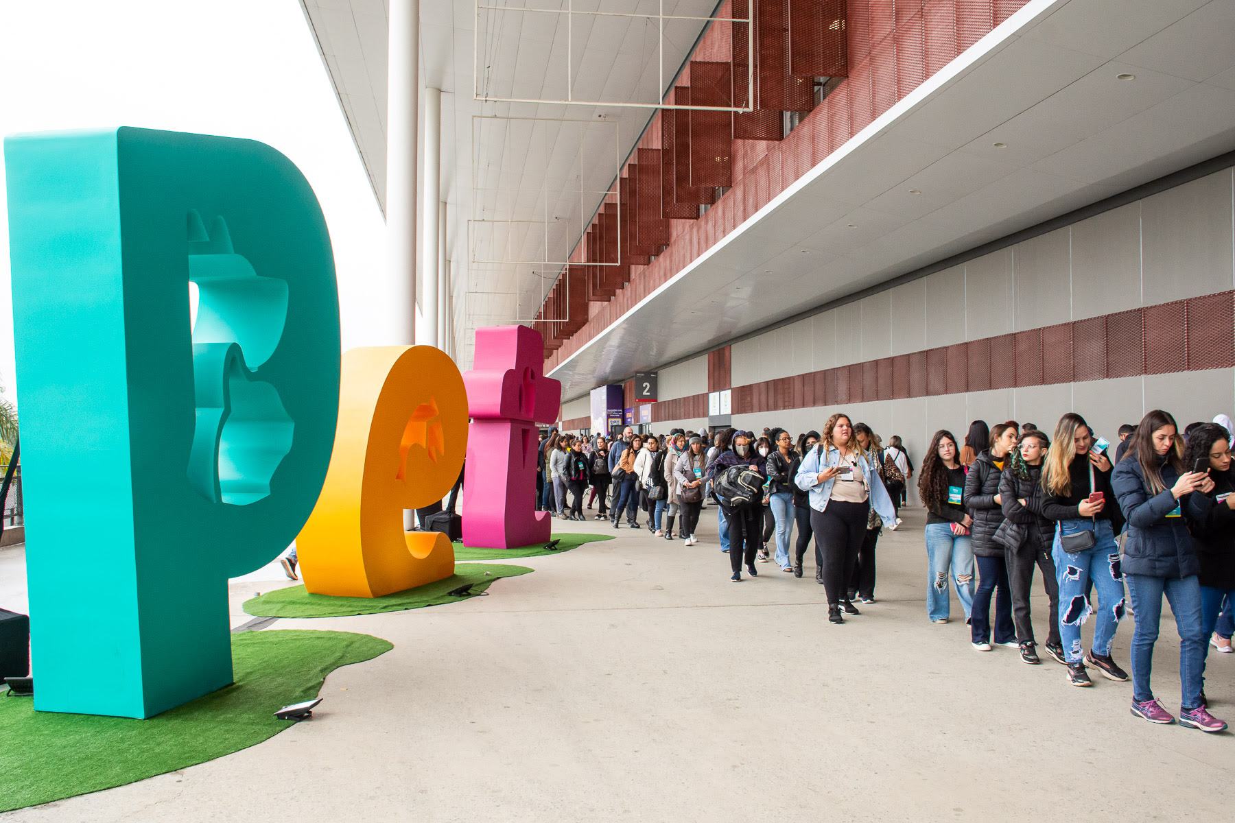 A PET South America comemorou nesta edição, 20 anos de existência, onde os três dias de evento contaram com o pavilhão da São Paulo Expo completamente lotado